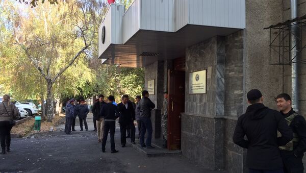 Кандидаты в депутаты от РАЖ на митинге возле здания ЦИК. - Sputnik Кыргызстан
