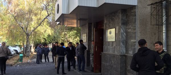 Кандидаты в депутаты от РАЖ на митинге возле здания ЦИК. - Sputnik Кыргызстан