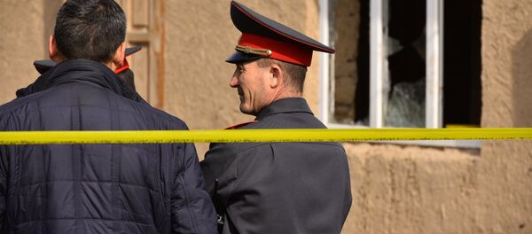 Сотрудники МВД и жители района рынка Дордой. Архивное фото - Sputnik Кыргызстан