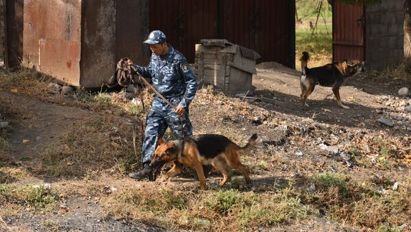 Сотрудник МВД с собакой. Архивное фото - Sputnik Кыргызстан