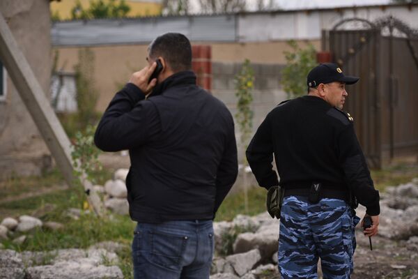 Сотрудники милиции через рупор (мегафон) призывают беглого заключенного сдаться. - Sputnik Кыргызстан
