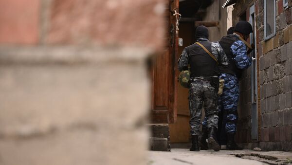 Сотрудники МВД проверяют дома в оцепленном районе Дордой - Sputnik Кыргызстан