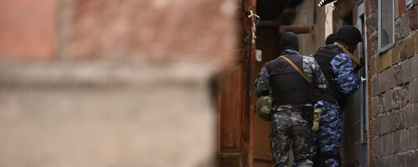 Сотрудники МВД во время спецоперации. Архивное фото - Sputnik Кыргызстан