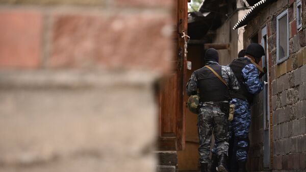 Сотрудники МВД проверяют дома в оцепленном районе Дордой - Sputnik Кыргызстан