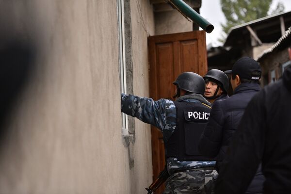 Сотрудники МВД проверяют дома в оцепленном районе Дордой. Архивное фото - Sputnik Кыргызстан