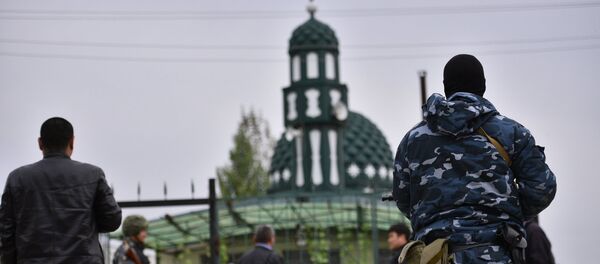 Архивное фото сотрудников МВД у мечети - Sputnik Кыргызстан