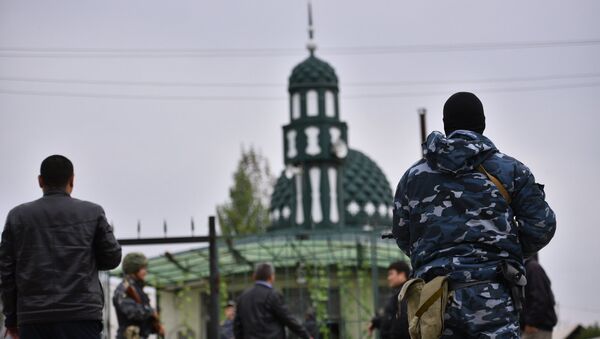 Сотрудник МВД на фоне мечети. Архивное фото - Sputnik Кыргызстан