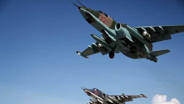 Российские штурмовики Су-25 взлетают с авиабазы Хмеймимв Сирии. Архивное фото - Sputnik Кыргызстан