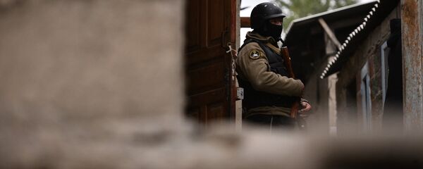 Сотрудник МВД во время оперативно-розыскных мероприятий. Архивное фото - Sputnik Кыргызстан