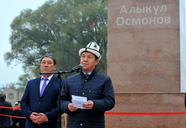 Премьер-министр Темир СариевАлыкул Осмоновдун айкелинин ачылышында. Архив - Sputnik Кыргызстан