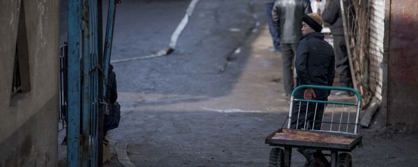 Бишкек базарындагы араба түрткөн бала. Архив - Sputnik Кыргызстан