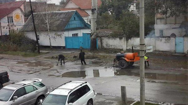Ямочный ремонт дорог в Бишкеке в непогоду. - Sputnik Кыргызстан