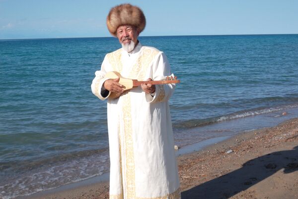 1962-жылы 15 жаш курагында эмгекчилердин демилгелүү кароо-сынагына катышып, райондо, облуста жана республикалык сынактарда, комузчулар арасында биринчиликти жеңип алган - Sputnik Кыргызстан