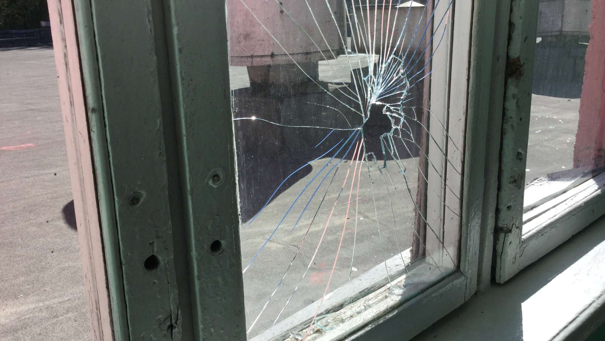 Разбил окно звук. Разбитое окно. Деревянные окна с разбитым стеклом. Разбитые пластиковые окна. Разбил окно в школе.