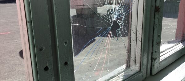 Разбитое окно. Архивное фото - Sputnik Кыргызстан