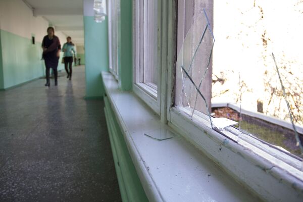 Разбитое окно в 38-й гимназии в Бишкеке - Sputnik Кыргызстан