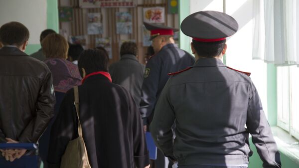 Сотрудники милиции в 38-й гимназии в Бишкеке. - Sputnik Кыргызстан