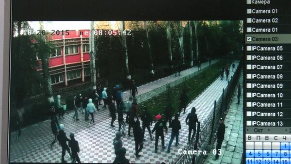 Набег на 38 школу — кадры с камеры наружного наблюдения - Sputnik Кыргызстан