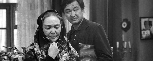 Геннадий Базаровдун Көздүн кареги тасмасында дагы бир залкар актер Болот Бейшеналиев менен бирге ойногон.  Актердук чеберчилиги үчүн Бакен Кыдыкеева 1977-жылы Рига шаарындагы бүткүл союздук кинфестивалда атайын номинацияга ээ болгон - Sputnik Кыргызстан