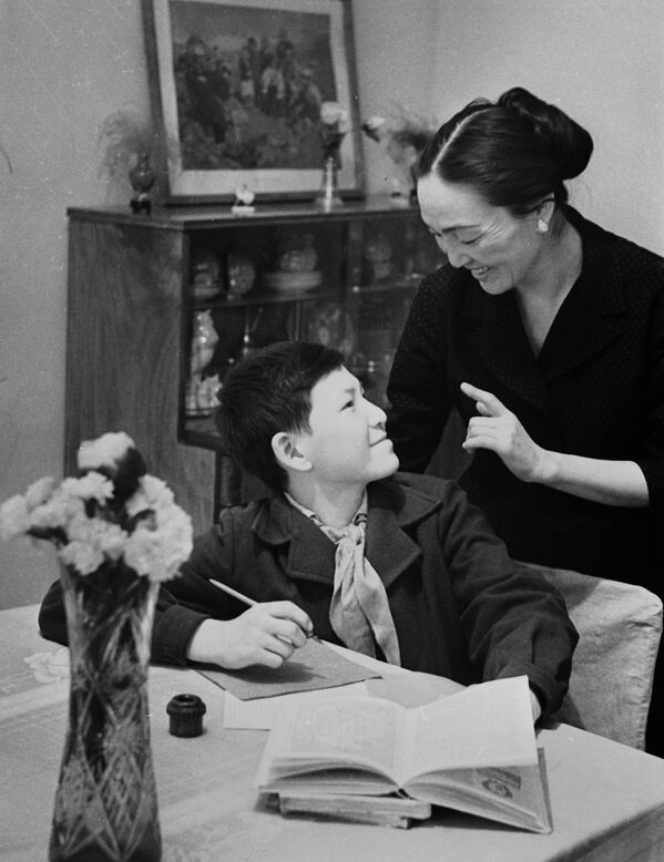 Актриса, сыгравшая матерей во многих картинах, дома со своим сыном. Позже он даже снялся в некоторых кыргызских фильмах - Sputnik Кыргызстан