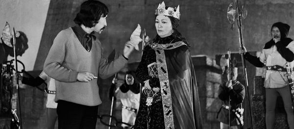 Бүгүн СССРдин эл артисти, Токтогул атындагы мамлекеттик сыйлыктын лауреаты Бакен Кыдыкеева теат сахнасында. Архив - Sputnik Кыргызстан