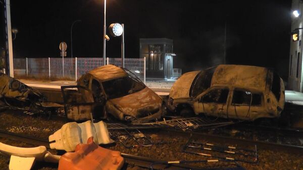 Беспорядки во французском Муаране: сожженные автомобили и груды мусора - Sputnik Кыргызстан