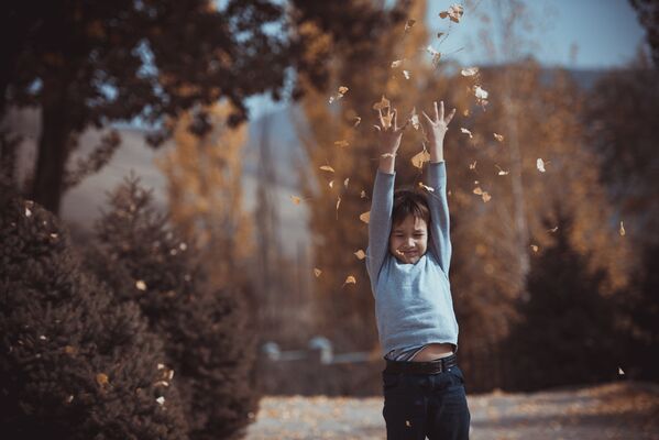 Дети никогда не унывают и могут играть даже с пожухлыми листьями - Sputnik Кыргызстан