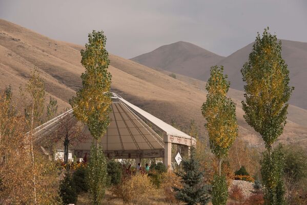Азырынча жайкы кафелерде көңүл ачкан эс алуучуларды кездештирүүгө болот - Sputnik Кыргызстан
