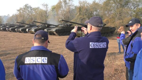 Представители ОБСЕ фотографировали отвод танков ЛНР от линии соприкосновения - Sputnik Кыргызстан