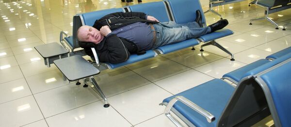 Мужчина спит в зале ожидания аэропорта. Архивное фото - Sputnik Кыргызстан