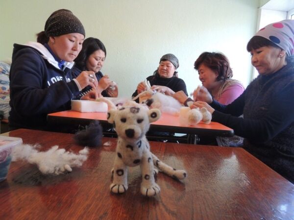 Женщины мастерят войлочные игрушки. - Sputnik Кыргызстан