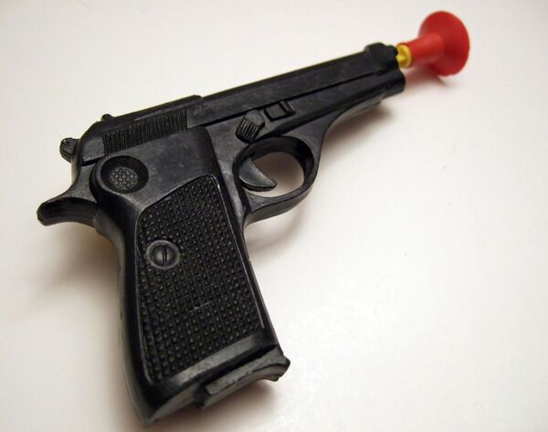 Пластмассовый игрушечный пистолет. Архивное фото - Sputnik Кыргызстан
