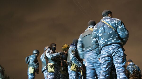 Сотрудники МВД во время оперативно-розыскных работ. Архивное фото - Sputnik Кыргызстан