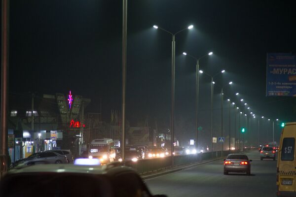 Автомобили на одной из улиц Бишкеке в ночное время. Архивное фото - Sputnik Кыргызстан