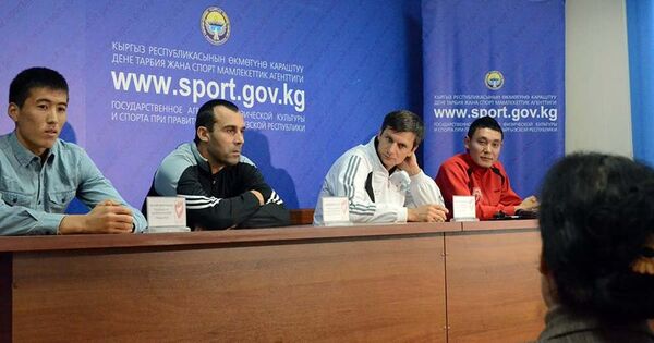 Полузащитник команды и Национальной сборной КР Бахтияр Дуйшобеков во время пресс-конференции. Архивное фото - Sputnik Кыргызстан