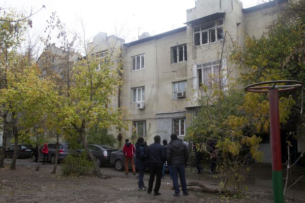 Вид на дом №8б, где отстреливался заключенный Итибаев и проводилась спецоперация. - Sputnik Кыргызстан