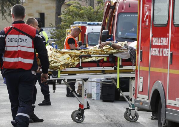 В результате столкновения пассажирского автобуса и грузовика на юго-западе Франции 42 человека погибло - Sputnik Кыргызстан