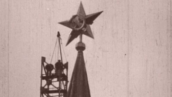 Рубиновая звезда на Спасской башне Московского Кремля. Съемки 1935 года - Sputnik Кыргызстан