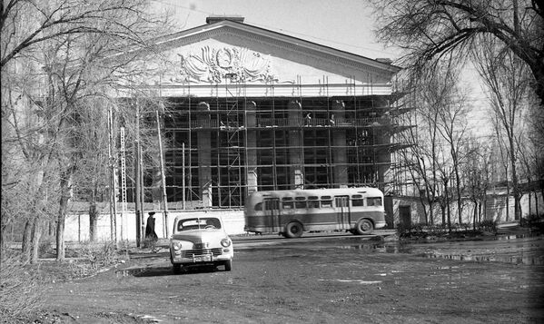 Строительство здания национального академического театра оперы и балета тоже стартовало в 50-х годах на продолжении оси Дубового парка имени Панфилова. Строительство было настолько сложным и ответственным, что был создан особый строительный участок под начальством Н.Проворова - Sputnik Кыргызстан