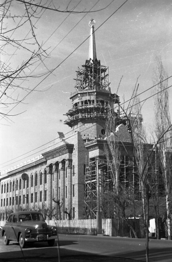 Знаменателен этот год и окончанием строительства здания Гидромелиоративного техникума (ныне Международного Университета Кыргызстана) - Sputnik Кыргызстан