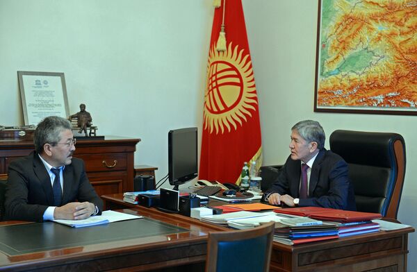 Президент Алмазбек Атамбаев аталган мекеменин башчысы Адылбек Касымалиевди кабыл алды - Sputnik Кыргызстан