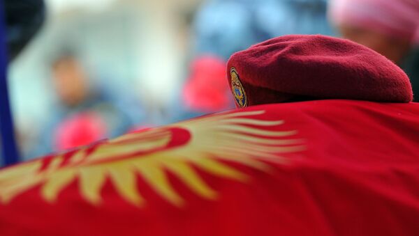 Краповый берет и флаг Кыргызской Республики. Архивное фото - Sputnik Кыргызстан