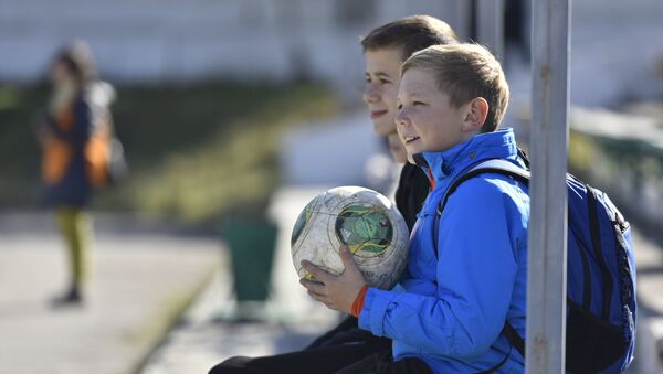 Мальчик с мячом. Архивное фото - Sputnik Кыргызстан