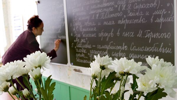 Преподаватель во время урока. Архивное фото - Sputnik Кыргызстан