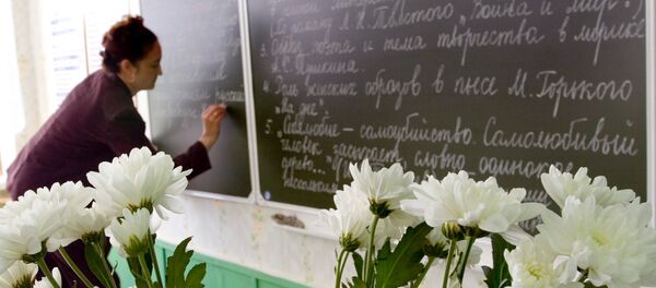Учитель пишет на доске темы. Архивное фото - Sputnik Кыргызстан