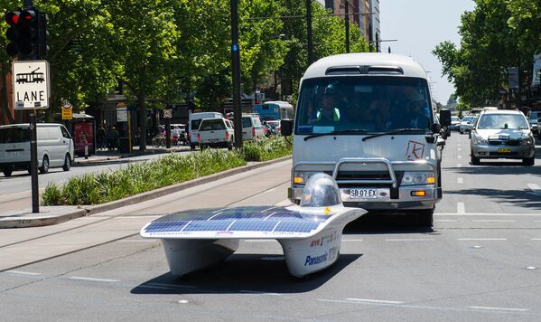 Соревнования автомобилей, питающихся солнечной энергией, в Австралии - Sputnik Кыргызстан
