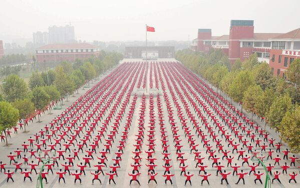 Занятия тай-чи на центральной площади города Цзяоцзо в Китае - Sputnik Кыргызстан