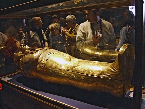 Золотой саркофаг Тутанхамона в Египетском музее в Каире. Архивное фото - Sputnik Кыргызстан