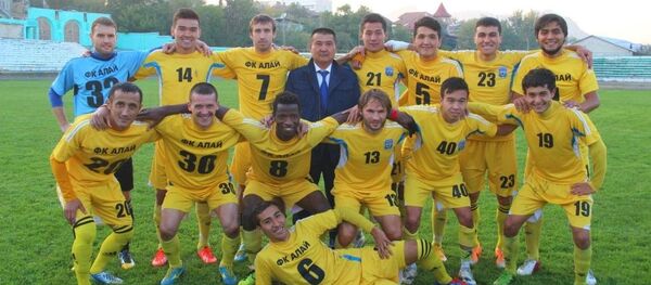 Футболисты ФК Алай с мэром города Ош Айтмаматом Кадырбаевым. Архивное фото - Sputnik Кыргызстан