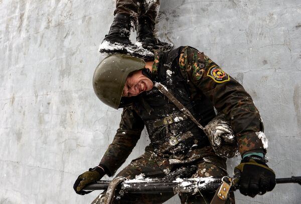 Квалификационные испытания на право ношения крапового берета среди военнослужащих - Sputnik Кыргызстан
